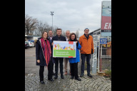 Bild Standort für die Grundschule West gefunden: v. l. Elisabeth Ries (Sozialreferentin), Daniel F. Ulrich (Baureferent), Marcus König (Oberbürgermeister), Ralph Heimerl (Schatzmeister Bürgerverein Gostenhof-Kleinweidenmühle-Muggenhof und Doos e. V.), Cornelia Trinkl (Schulreferentin) und Heinz-Claude Aemmer (1. Vorsitzender Bürgerverein Gostenhof-Kleinweidenmühle-Muggenhof und Doos e. V.).