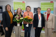 Bild Die Initiatorinnen der „Wege in die digitale Welt für Ältere“ (v. li.): Sozialreferentin Elisabeth Ries, Stefanie Hemmer, Referentin soziale Verantwortung und nachhaltige Unternehmensprojekte der Fürst Gruppe, Christine Bruchmann, Geschäftsführerin der Fürst Gruppe, Anne-Katrin Töpfer, Wissenschaftliche Mitarbeiterin im Seniorenamt, und Anja-Maria Käßer, Leiterin des Seniorenamts der Stadt Nürnberg.