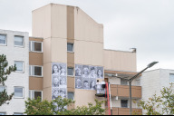 Bild Beim Community-Art-Projekt „INSIDE OUT" werden großformatige Portraits an der Hausfassade der Neuendettelsauer Straße 26 angebracht.