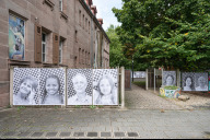 Bild Der Kulturladen Röthenbach zeigt Gesicht für die Menschenwürde: Beim Community-Art-Projekt „INSIDE OUT" hängen Fotografien von Menschen aus dem Stadtteil am Zaun vor dem Haus.