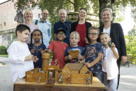 Bild Projekt-Jubiläum "Kulturfreunde": Beim Kulturbesuch auf der Nürnberger Kaiserburg: teilnehmende Kinder der Kindertagesstätte Matthäus-Herrmann-Platz mit Christine Merten, stellvertretende Kita-Leitung, Ralph Zitzelsberger von ISKA, Herbert Dingfelder, ehrenamtlicher „Kulturfreund“, Elisabeth Ries, Referentin für Jugend, Familie und Soziales der Stadt Nürnberg, und Nadine Malachowski von der Stiftung „Triumph-für-Kinder“ (2. Reihe von li. nach re.).
