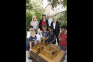 Bild Projekt-Jubiläum "Kulturfreunde": Beim Kulturbesuch auf der Nürnberger Kaiserburg: teilnehmende Kinder der Kindertagesstätte Matthäus-Herrmann-Platz mit Christine Merten, stellvertretende Kita-Leitung, Elisabeth Ries, Referentin für Jugend, Familie und Soziales der Stadt Nürnberg, Ralph Zitzelsberger von ISKA und Nadine Malachowski von der Stiftung „Triumph-für-Kinder“ (2. Reihe von li. nach re.).