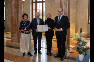 Bild Festakt in der Bayerischen Staatskanzlei in München zur Übergabe des Kulturpreises 2024 der Bayerischen Landesstiftung an das Kooperationsprojekt MUBIKIN; v. li.: Ingrid Heckner, Vorsitzende der Bayerischen Landesstiftung, Helmut Gierse, Vorsitzender der Trägerversammlung MUBIKIN & Vorstand der Stiftung Persönlichkeit, Prof. Dr. Julia Lehner, Zweite Bürgermeisterin der Stadt Nürnberg, und Albert Füracker, Staatsminister für Heimat und Finanzen.
