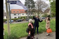 Bild Die Wendeschleife an der Ecke Seminarweg / Dutzendteichstraße / Bayernstraße ist nach dem Nürnberger Unternehmer Johannes Falk benannt worden. Das Straßenschild des neuen Johannes-Falk-Platzes haben Oberbürgermeister Marcus König und Wirtschafts- und Wissenschaftsreferentin Dr. Andrea Heilmaier (rechts), am Mittwoch, 24. April 2024, enthüllt. 