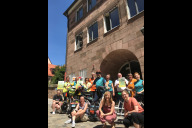 Bild „Mut-Tour 2024" vor dem Gesundheitsamt der Stadt Nürnberg am Dienstag, 9. Juli 2024, mit Britta Walthelm, Referentin für Umwelt und Gesundheit (Dritte von links stehend), Klaus Friedrich, medizinischer Leiter des Gesundheitsamts (Dritter von rechts stehend), sowie Vertreterinnen und Vertreter der „Mut-Tour"des ADFC Nürnberg.
