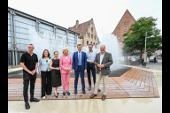 Bild Am heutigen Freitag, 12. Juli 2024, wurde der Jeppe-Hein-Brunnen am Hallplatz wieder eröffnet (von links): Holger Rieß, Vorsitzender Museumsinitiative, Regierungspräsidentin von Mittelfranken, Dr. Kerstin Engelhard-Blum, Wirtschafts- und Wissenschaftsreferentin Dr. Andrea Heilmaier, Bürgermeisterin Prof. Dr. Julia Lehner, Oberbürgermeister Marcus König, Bau- und Planungsreferent Daniel F. Ulrich, Bürgermeister und Erster Sör-Werkleiter Christian Vogel.