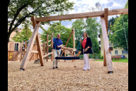 Bild Der Spielplatz am Jean-Paul-Platz kann nach seiner umfangreichen Sanierung und Neugestaltung wieder genutzt werden. Anfang September 2024 hat Christian Vogel (links), Bürgermeister und Erster Werkleiter des Servicebetriebs Öffentlicher Raum (Sör), gemeinsam mit Elisabeth Ries, Referentin für Jugend, Familie und Soziales, den Spielplatz der Öffentlichkeit übergeben. 