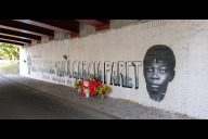 Bild Graffito zum Gedenken an Delfin Guerra und Raúl Garcia Paret unter der Saalebrücke in Merseburg.