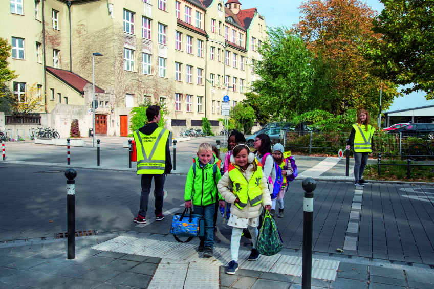 Schulwegdienst an einer Straßenquerung