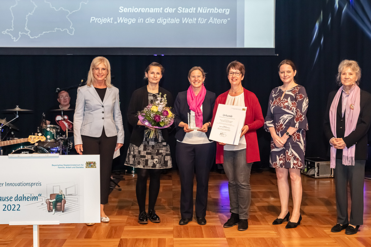 Sozialministerin Ulrike Scharf, und Dr. Kerstin Engelhardt-Blum, Regierungsvizepräsidentin von Mittelfranken, mit den Preisträgerinnen