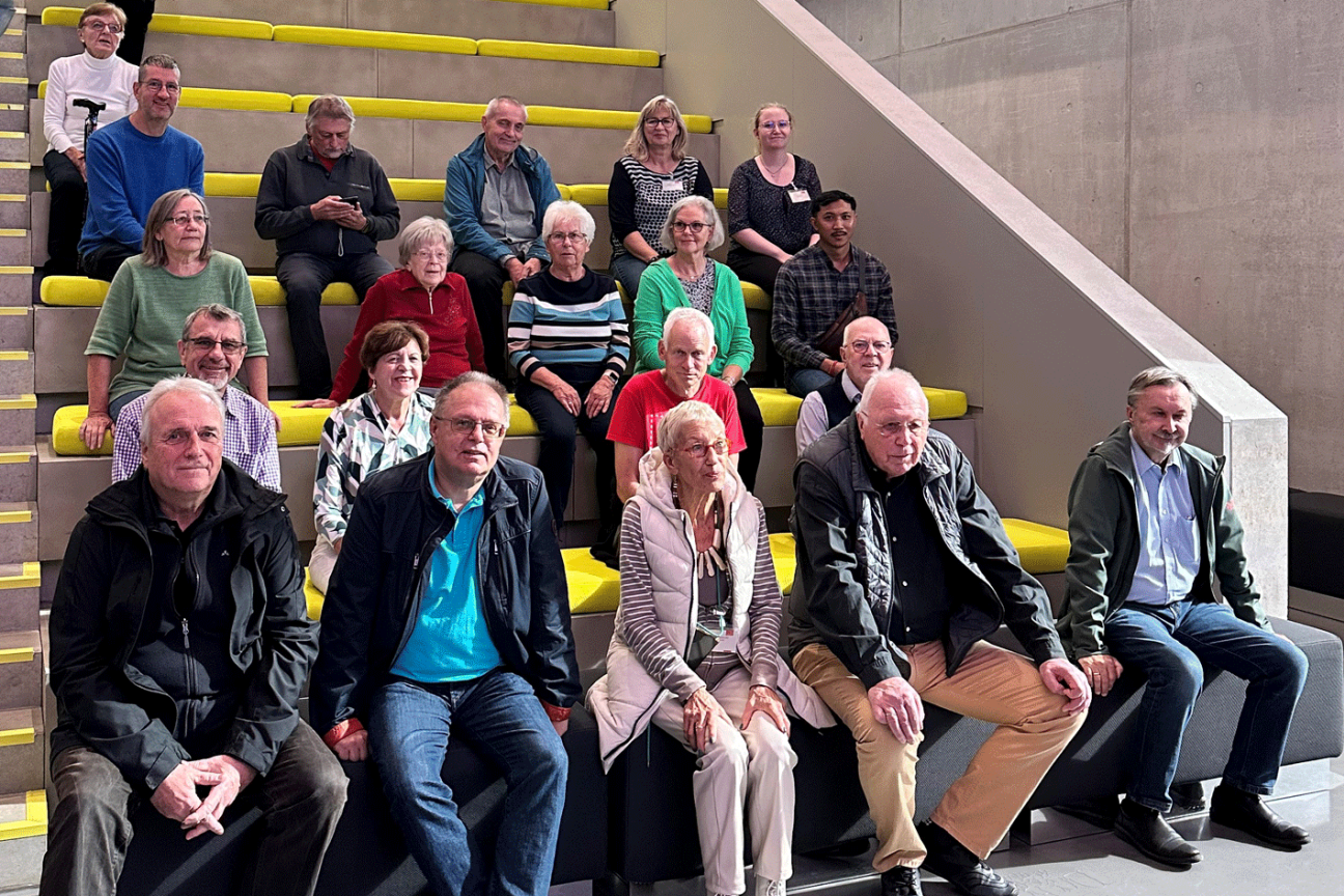 Eine Gruppe Nürnberger Digitallotsinnen und -lotsen wartet auf die "Denktouren" im Zukunftsmuseum, Bild © Carolin Quaas, Seniorenamt