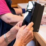 Smartphone im Einsatz im Digitalcafé