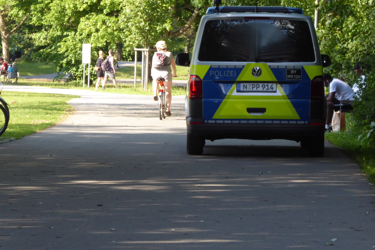 Polizeiauto fährt in Park Streife © Stadt Nürnberg / Ordnungsamt