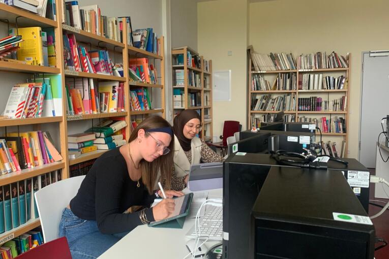Schülerinnen bei der Recherche in der Bibliothek