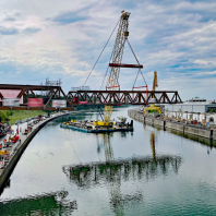 Schwimmkran mit Behelfbrücke