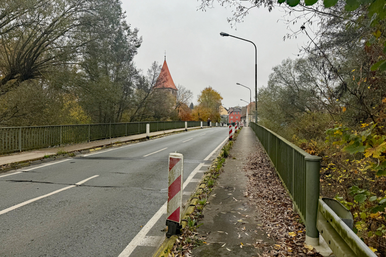 Der Servicebetrieb Öffentlicher Raum Nürnberg (SÖR) ersetzt die Brücke Rennmühlstraße über die Rednitz in Kürze durch einen Neubau. Die Brücke ist derzeit in einem sehr schlechten Zustand, sie ist auf 12 t beschränkt und die Fahrspuren sind durch Baken eingeengt. Es liegt eine statische Überbeanspruchung des Überbaus vor. Aus verkehrssicherheitstechnischen und auch aus wirtschaftlichen Gründen ist ein Ersatzneubau erforderlich.