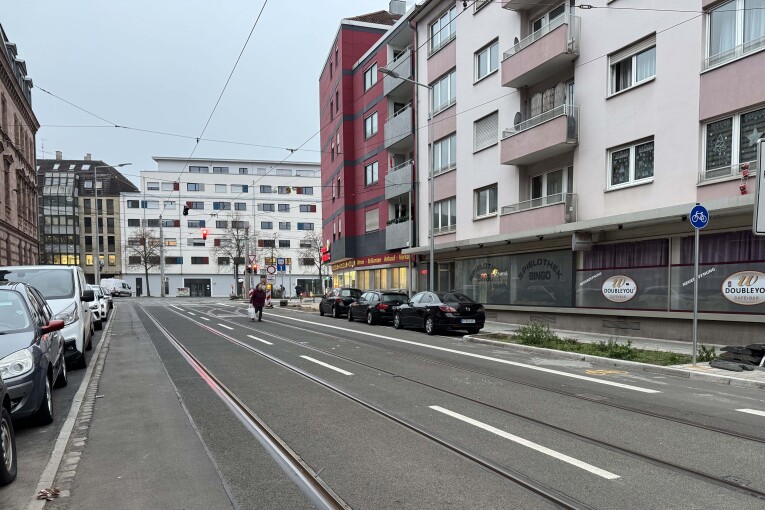 Die Scheurlstraße wurde auch im Bereich kurz vor der Einmündung in die Allersberger Straße saniert. Neben Gleisarbeiten wurde hier ein neuer Radstreifen umgesetzt.