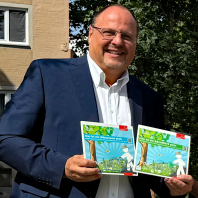 Bürgermeister Christian Vogel auf der Suche nach neuen Baumpaten und Baumpatinnen.