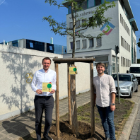 Bruno Guggenberger und Florian Demling am gespendeten Baum der Firma Rahmer
