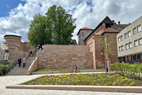 Marientorzwinger 2025: Blick von unten auf das Gesamtensemble, Mauer und untere Grünfläche