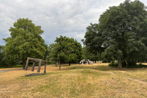 Alter Baumbestand im Westpark mit Skulptur.
