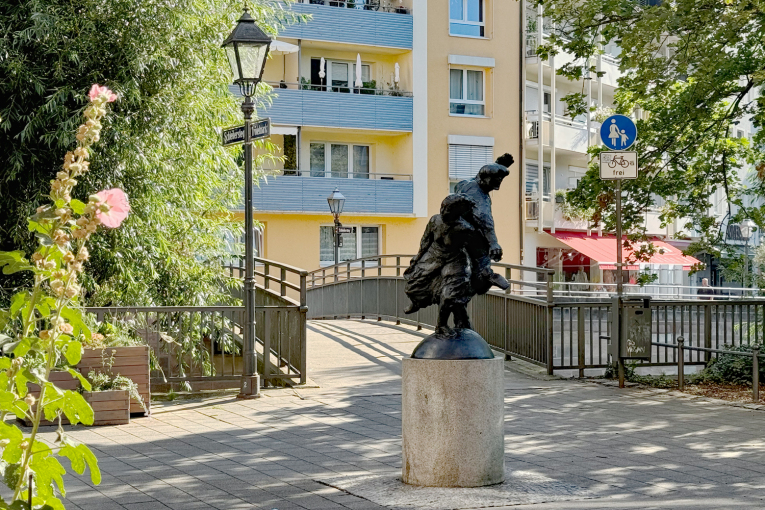 Übergang von der Trödelmarktinsel zum Schleifersteg: Die Skulptur wird für die Dauer der Baustelle abgebaut.