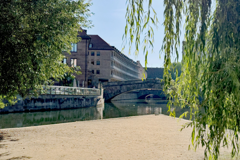 Rasenfläche auf der Liebesinsel. Im Hintergrund die Fleischbrücke