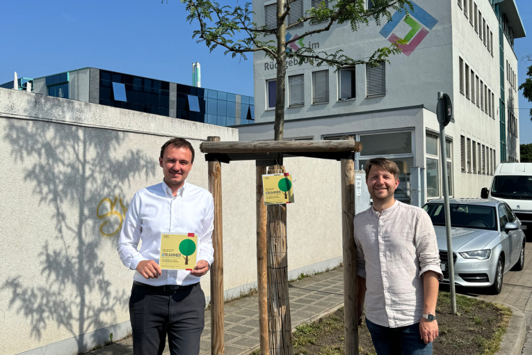 Bruno Guggenberger und Florian Demling am gespendeten Baum der Firma Rahmer
