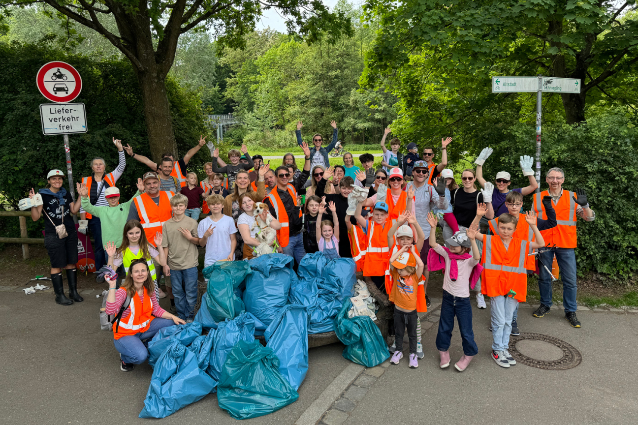 Bild © André Winkel / Stadt Nürnberg Kehrd wärd Aktion 2024: Gruppenfoto mit rund 40 Teilnehmerinnen und Teilnehmern., Bild © André Winkel / Stadt Nürnberg