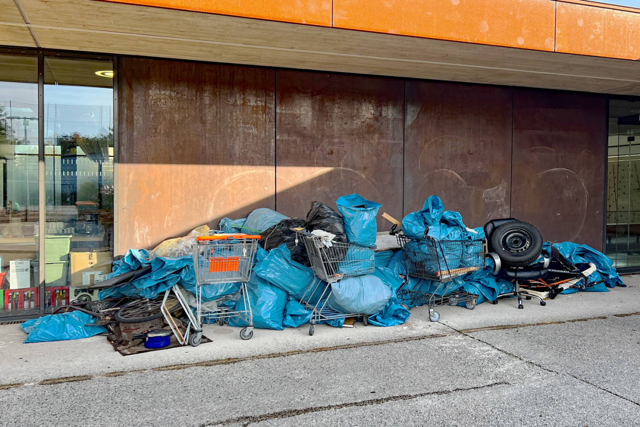 Bild © Jörg Basel / Arbeitskreis Nordstadt Die Schülerinnen und Schüler der Ludwig-Uhland-Mittelschule haben ein deutliches Zeichen gegen die Verpackungsmüllflut in ihrem Viertel gesetzt. Vom Einkaufswagen bis zum Skateboard reichte die Palette der Fundstücke., Bild © Jörg Basel / Arbeitskreis Nordstadt