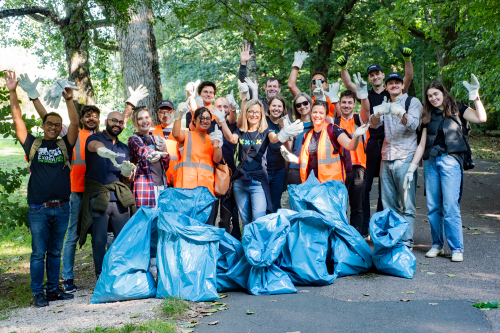 22 Teilnehmende der "Kehrd wärd"-Aktion der Exasol AG haben die Wöhrder Wiese von Müll und Unrat befreit