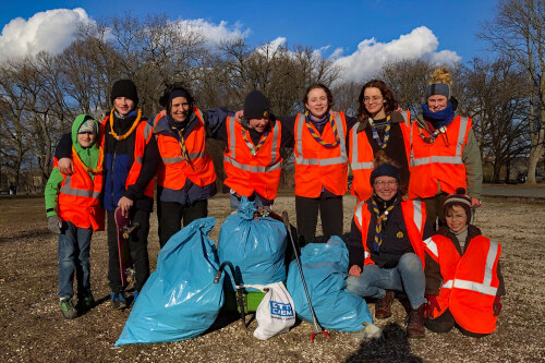 Der Stamm Sigena Nürnberg vor vollen Müllsäcken nach der durchgeführten „Kehrd wärd“ - Aktion