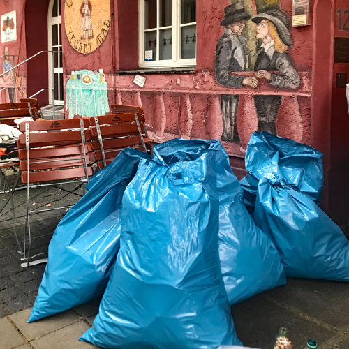 Ich seh Dir in die Augen, Kleines: Blaue Müllsäcke vor dem Casablanca-Kino in der Nürnberger Südstadt
