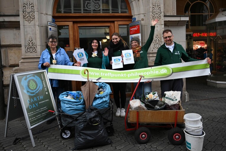 Gemeinsam für mehr Umweltbewusstsein: Der Verein „Treffpunkt Philosophie“  befreite den Stadtgraben von insgesamt drei Säcken Müll.