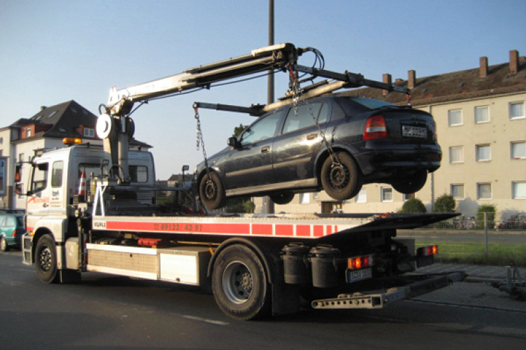 Ein nicht zugelassenes Auto wird abgeschleppt.