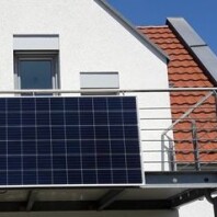 Solarpanel auf einem Balkon