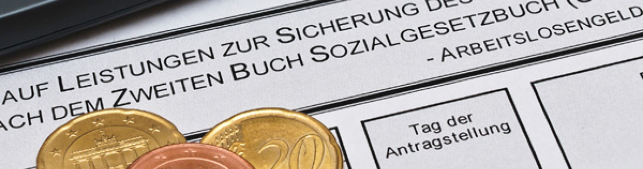 Bild © Stockfotos-MG / adobe.stock.com Antrag mit Taschenrechner und Euro-Münzen, Bild © Stockfotos-MG / adobe.stock.com