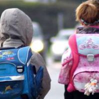 Kinder auf dem Weg zur Schule