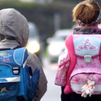 Kinder auf dem Weg zur Schule