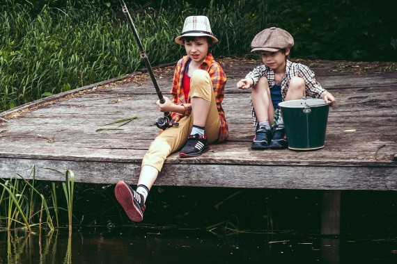 Ein Junge und ein Mädchen beim Angeln