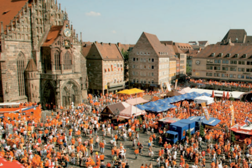 Niederländische Fans auf dem Hauptmarkt im Rahmen der Weltmeisterschaft 2006