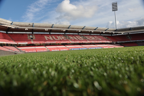 Foto des Stadions mit Rasen im Vordergrund