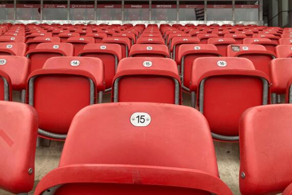 Foto von Sitzen der Haupttribüne des Max-Morlock-Stadions