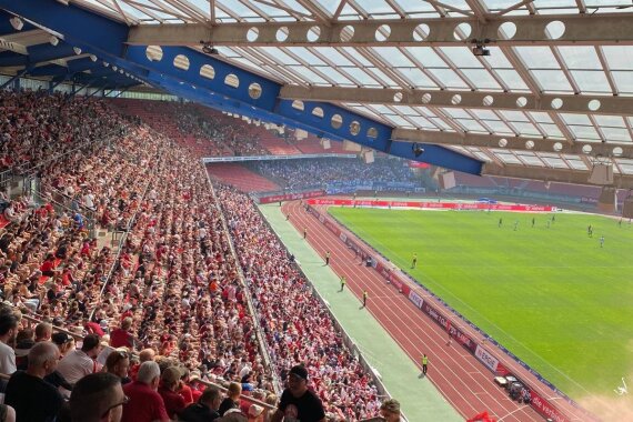 Foto der befüllten Gegengerade des Stadions