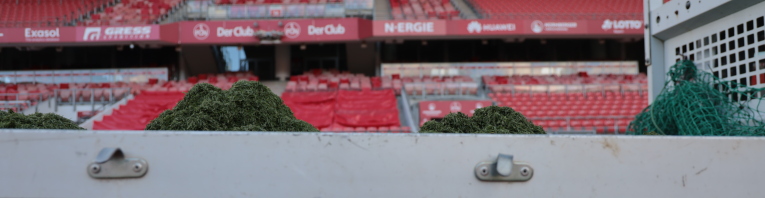 Foto des Greenkeeping-Fahrzeugs im Stadion