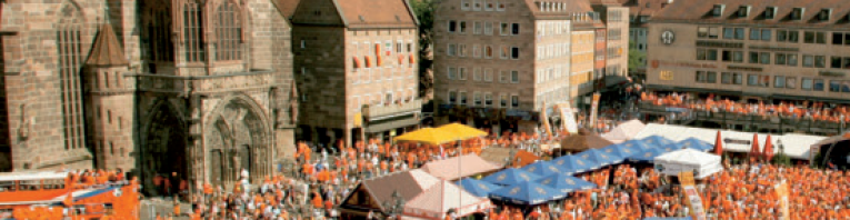 Niederländische Fans auf dem Hauptmakrt im Rahmen der WM 2006