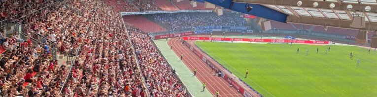 Foto der befüllten Gegengerade des Stadions