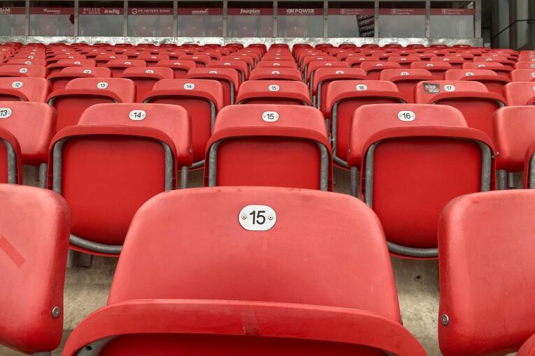 Foto von Sitzen der Haupttribüne des Max-Morlock-Stadions