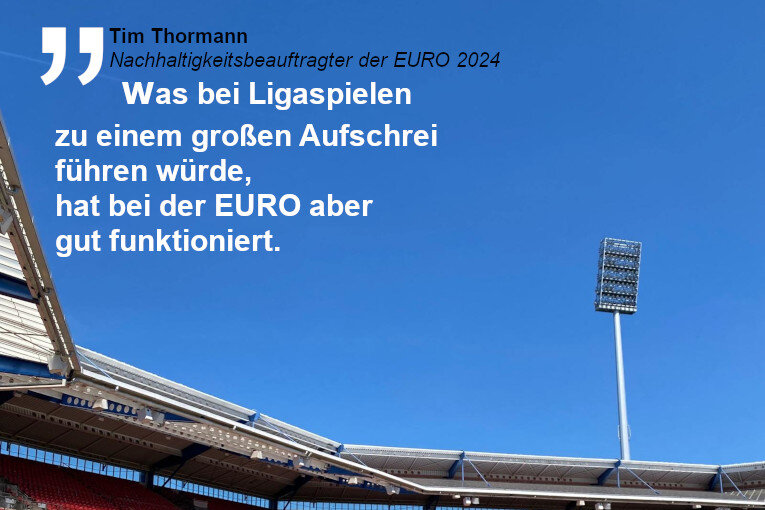 Zitat vor einem Foto des Stadions