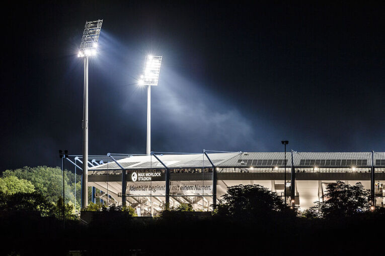 Nachtaufnahme des Max-Morlock-Stadions